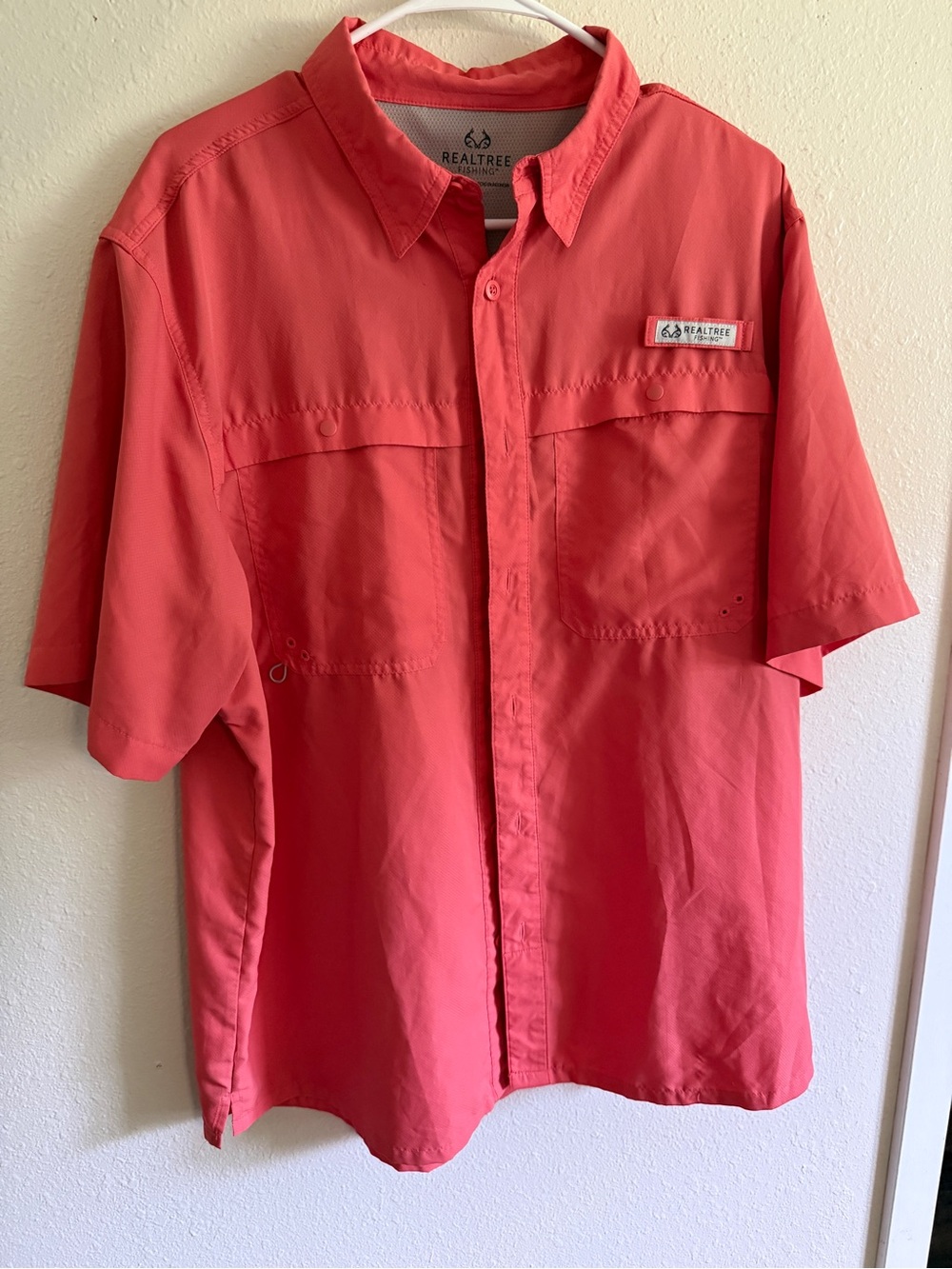Realtree Fishing men's large coral vented short-sleeve button-down shirt